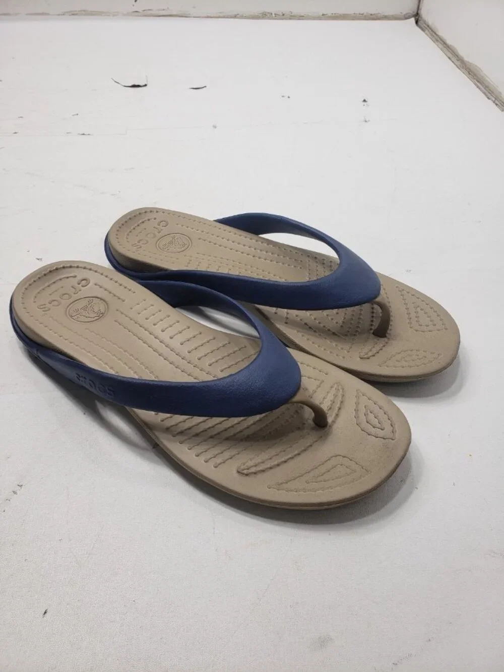 Crocs Men’s M13 Navy Blue Tan Flip Flop Thong Sandals Casual Comfort Shoes